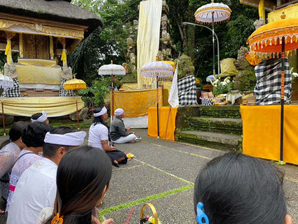 Piodalan Di Pura Luhur Pucak Tedung Petang, Perbekel Petang Bersama Pemerintah Desa Petang Ngaturang Dana Punia Utawi Artos